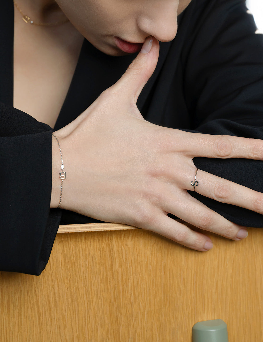 Anello Alphabet oro bianco