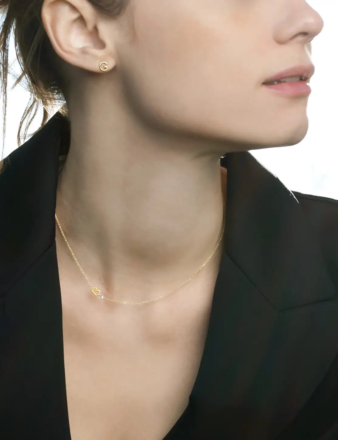 Yellow gold necklace with letter and diamond