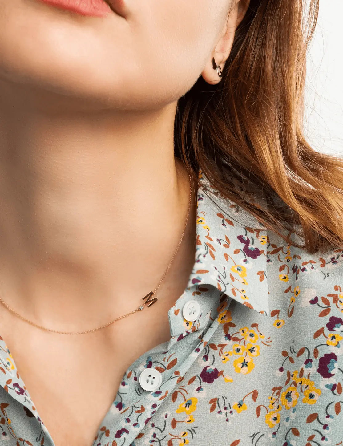 Yellow gold necklace with letter and diamond
